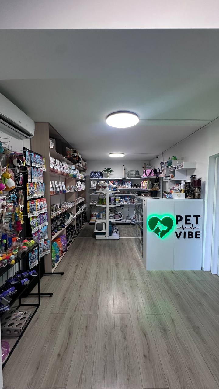 Торговий зал і стійка адміністратора PetVibe