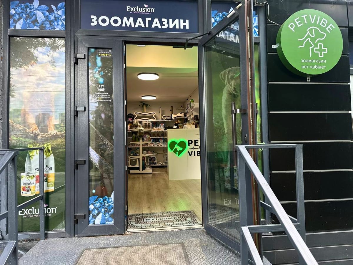 Щасливі кіт і собака у сучасному зоомагазині PetVibe